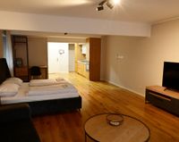 Zimmerblick zur offenen Küche