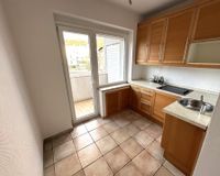 Küche mit Einbauküche und Balkon