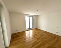 Schlafzimmer mit Zugang zur Ankleide
