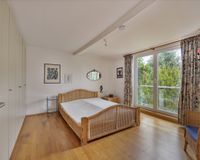 helles Schlafzimmer mit Traumblick