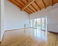 Wohnbereich mit hohen Decken