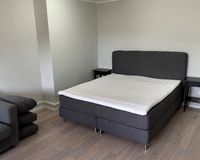 Teilmöbliert mit Bett und Couch