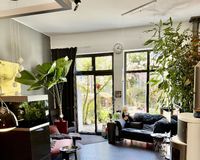 Wohnzimmer mit Gartenblick