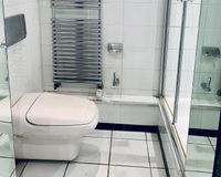 Bad mit Wanne und Dusche