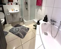 Bad mit Wanne und Dusche
