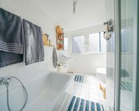 Tageslichtbad mit Wanne und Dusche