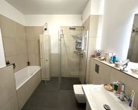 Bad mit Wanne und Dusche