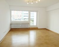 Schlafzimmer mit Zugang zum Balkon
