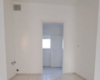 Blick aus dem Wohnraum in die Küche Richtung Badezimmer