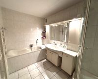 EG-Bad mit Wanne + Dusche