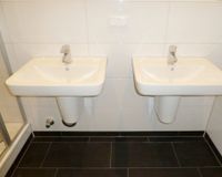 zwei Waschbecken
