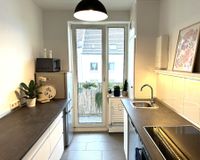eine Küche mit Balkon