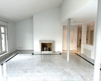 Wohnzimmer-Blick zu Kamin und Lift