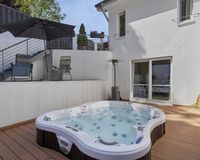 Innenhof mit Whirlpool und Zwischenterrasse