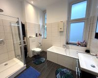 Bad mit Wanne und Dusche
