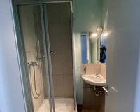 Gäste-WC mit Dusche